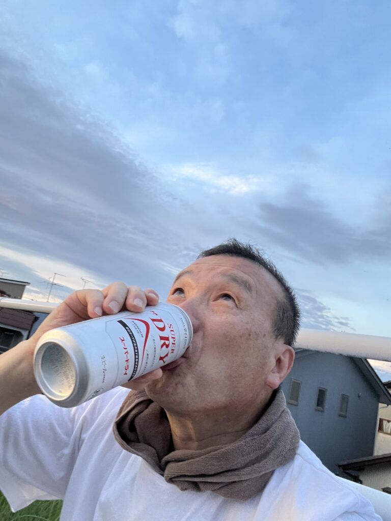 ビールを飲む院長