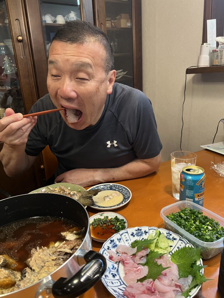 刺身を食べるの図