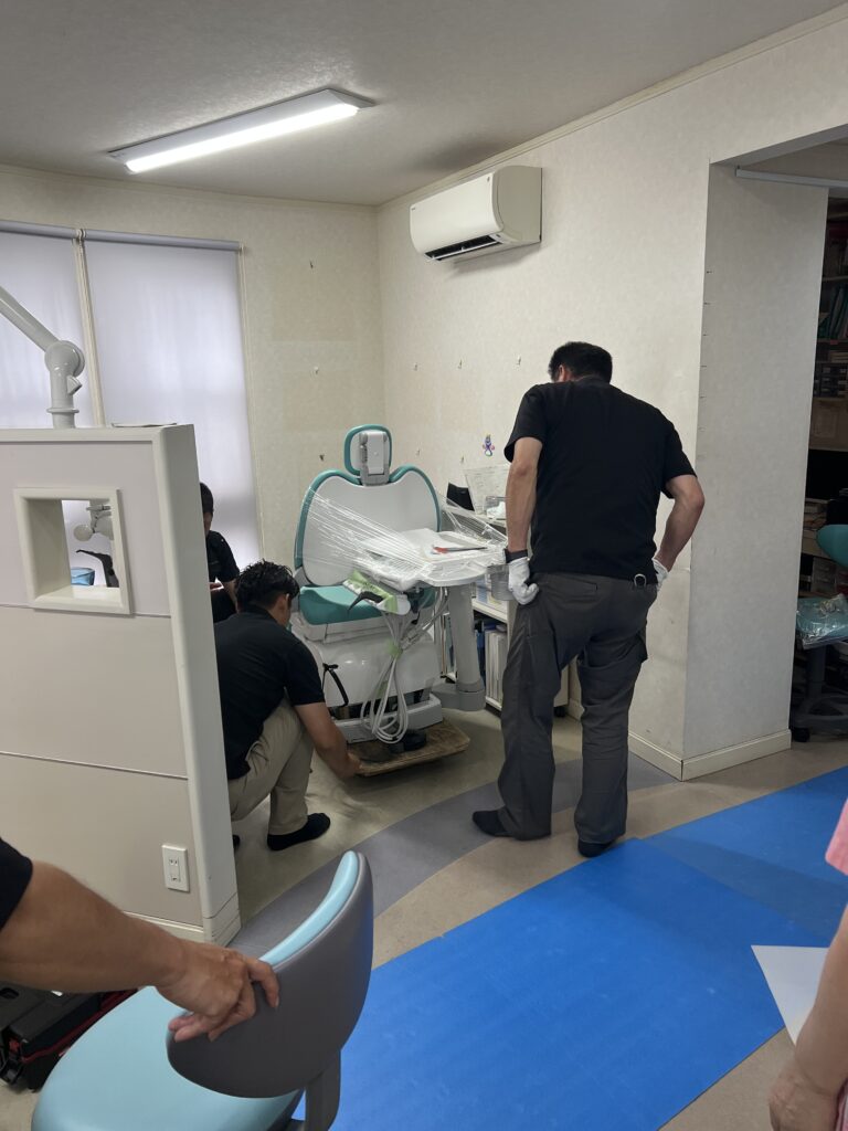 手前の診療台の運び出し