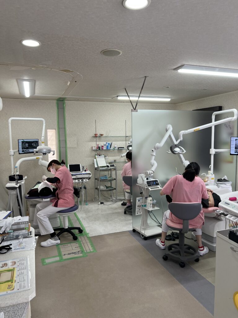 診療中の歯科衛生士の様子