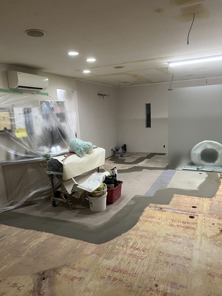 床の貼替え中